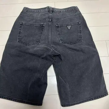 GUESS 다크 그레이 숏 팬츠