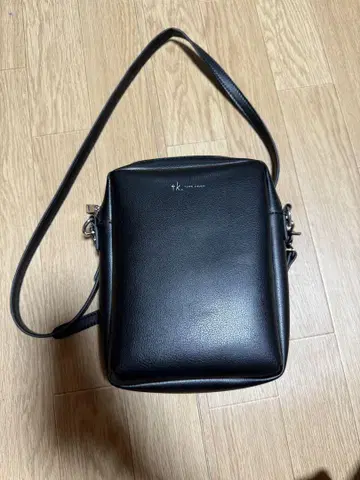 TAKEO KIKUCHI 블랙 가죽 숄더백