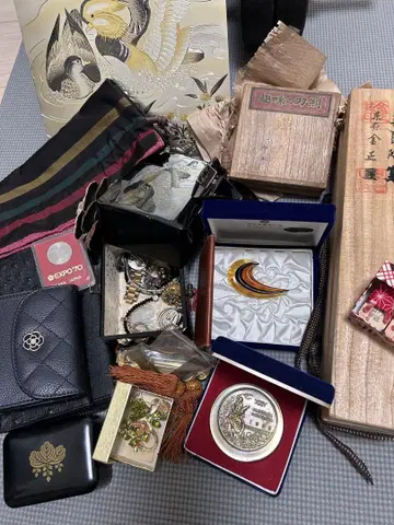 유품 정리로 가치가 불명확한 사진에 있는 물건 전체 세트