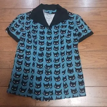 검은 고양이 프린트 반팔 셔츠