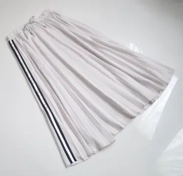 블랑 베일 화이트 플리츠 롱 스커트 네이비 스트라이프