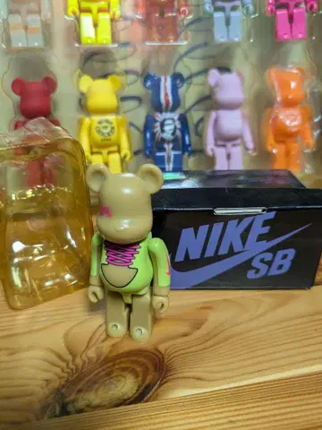 Nike SB x 베어브릭 100%