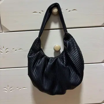 백 스트라이프 디자인 블랙 핸드백