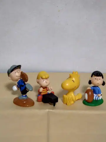 PEANUTS PVC 피규어 4종 세트 증정품 포함