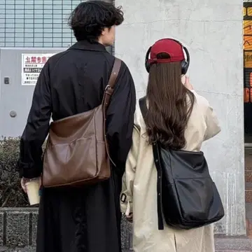 구치마유 멀티 파우치가 있는 스퀘어 숄더백