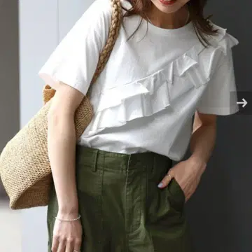 새상품급 비대칭 프릴 티셔츠