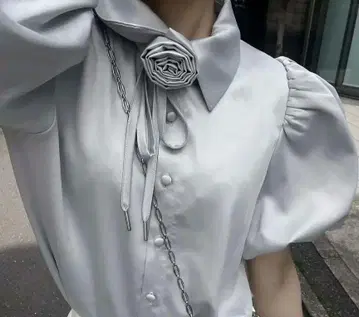 TreatUrself 로즈 초커 새틴 퍼프 블라우스