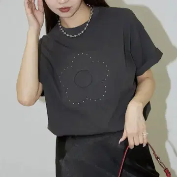 마리콴트 스터드 엠보싱 아트 티셔츠 차콜 그레이