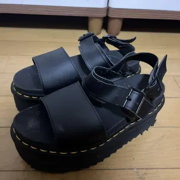 Dr.Martens 통굽 샌들