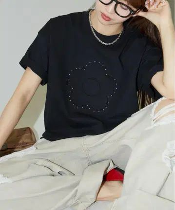 MARY QUANT 마리콴트 스터드 엠보싱 아트 티셔츠