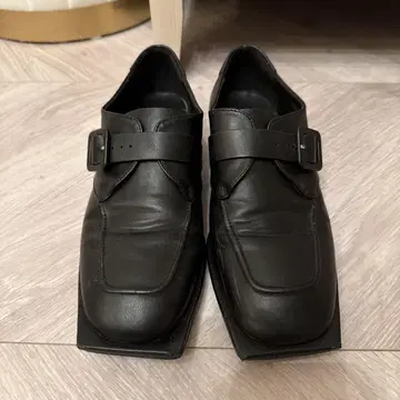 블랙 버클 스퀘어토 로퍼