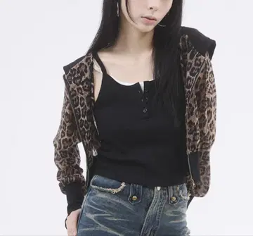 d.i.a. 집업 숏 후드티 레오파드 무늬