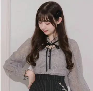 pium 바이컬러 레이스 케이프 긴팔 블라우스