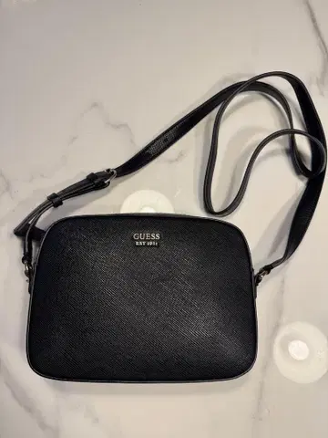GUESS 블랙 숄더백