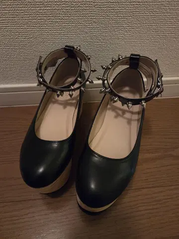 2줄 스트랩이 있는 통굽 펌프스