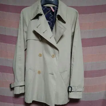 베이지 더블 브레스트 숏 트렌치코트