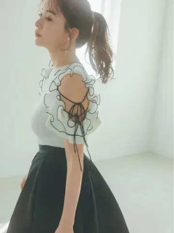 택 포함 새상품 SNIDEL 플리츠 프릴 니트 풀오버 IVR