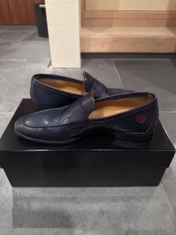 MAGNANNI 네이비 로퍼 하트 로고