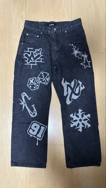 그래픽 프린트 블랙 데님 팬츠
