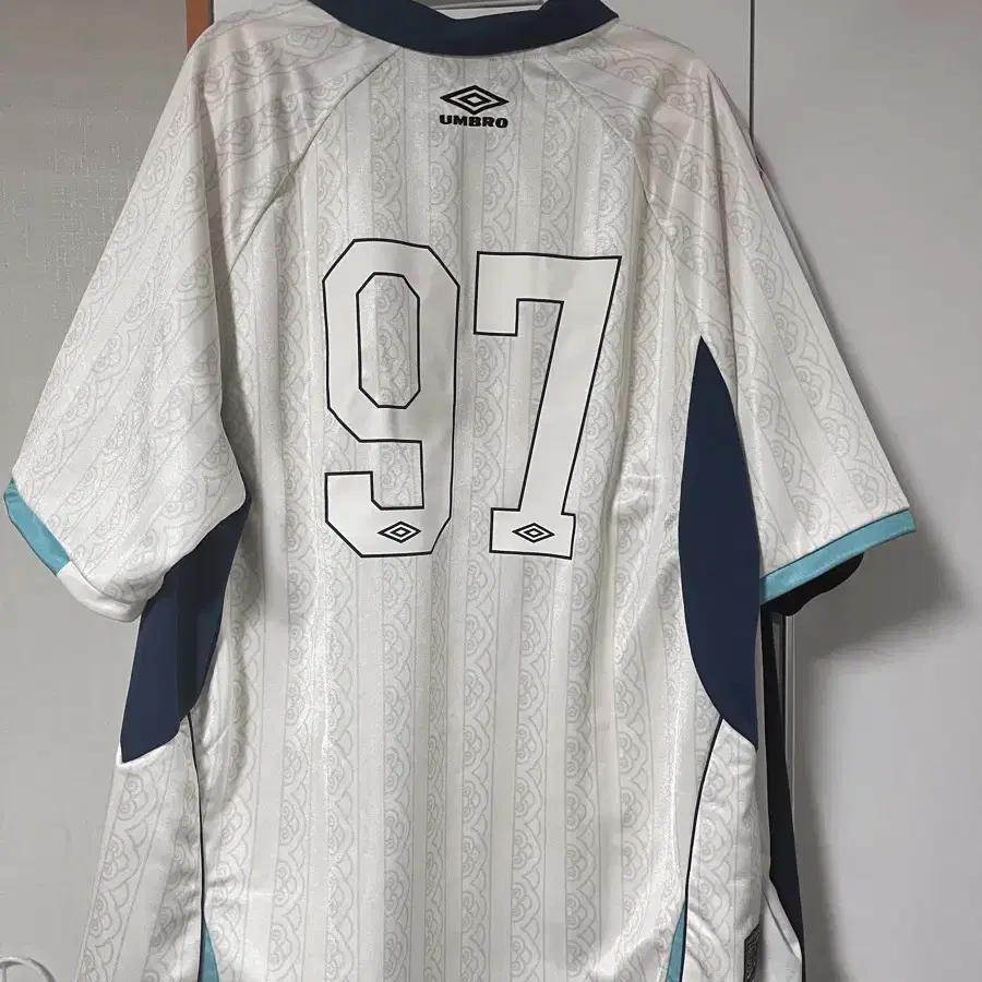 【UMBRO】 UMBRO X KASINA 1997 Football Jersey Ivory Umbro Mens Ivory - Adult Kasina 1997 Football Jersey - Umbro