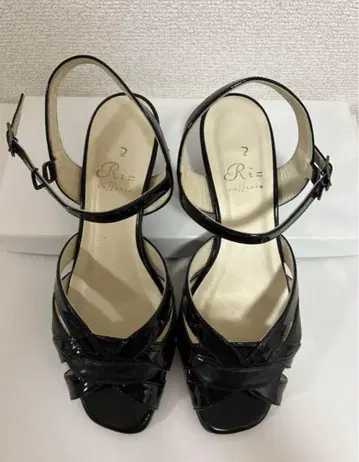 새상품급 Riz 블랙 컬러 스트랩 샌들 22cm