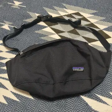 Patagonia 바디백 블랙
