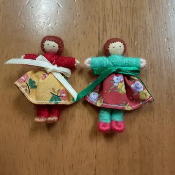 작은 인형 브로치 2개