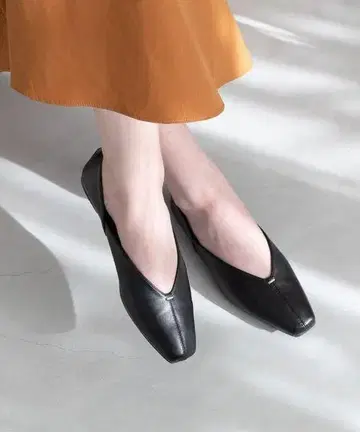 극세사 V 컷 골드 악센트 펌프스 24cm