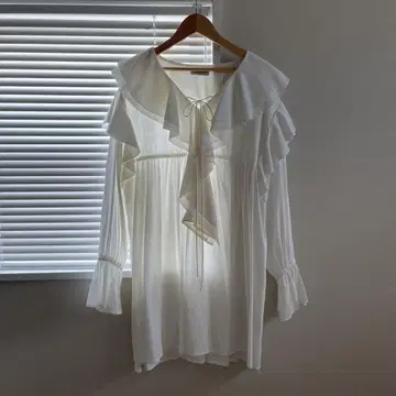 프릴 블라우스