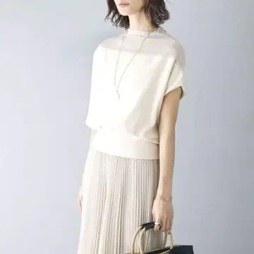 새상품 택 포함 M 시어 절개 프렌치 슬리브 풀오버 신상품 에크루