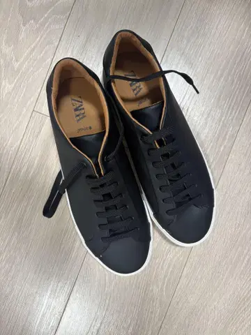 자라 블랙 스니커즈