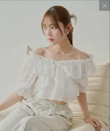 Chico 시어 플라워 숄더 슬릿 프릴 블라우스