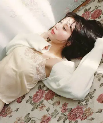RAVIJOUR 페더 가디건 화이트