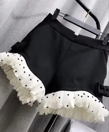 프릴이 달린 도트 무늬 숏 팬츠