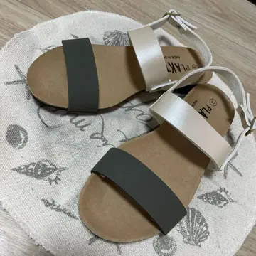 PLAKTON 샌들