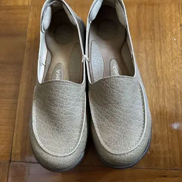 베이지 가죽풍 로퍼