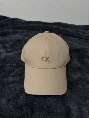 Calvin Klein 베이지 야구 모자 캘빈클라인