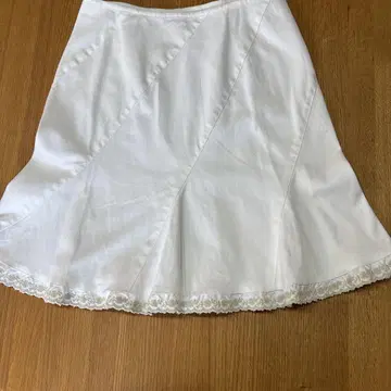 L'EST ROSE 화이트 플레어 스커트
