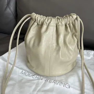 MODERN WEAVING 베이지 드로우 스트링 숄더백