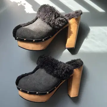 스터드가 달린 블랙 스웨이드 무스탕 샌들