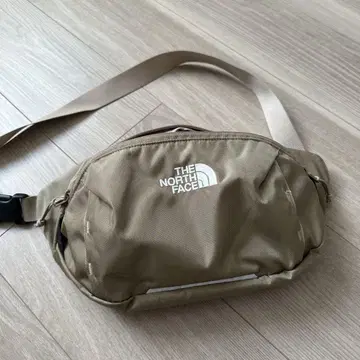 노스페이스 바디백 베이지