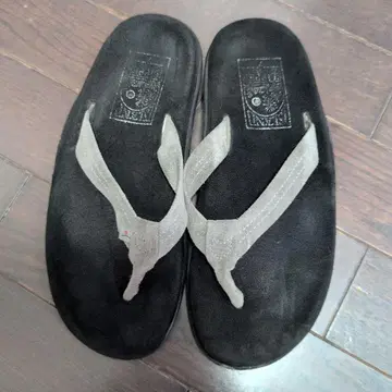 블랙 스웨이드 느낌 플랫 비치 샌들