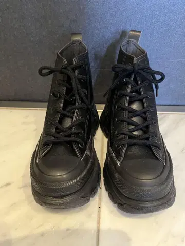CONVERSE 블랙 하이컷 스니커즈