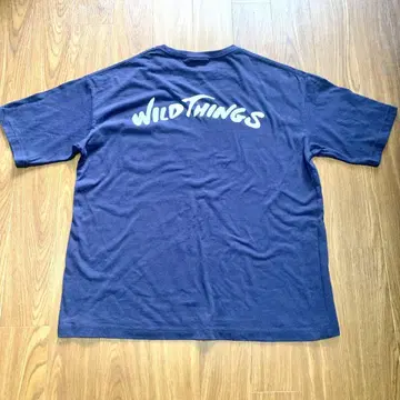 WILDTHINGS 백 프린트 포켓 티셔츠 사이즈 M 네이비