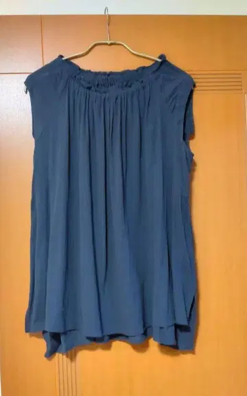 북유럽 생활용품점 양류 소재의 네이비 티셔츠