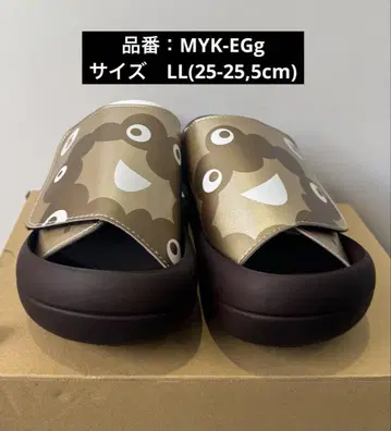 황금빛으로 빛나는 미야쿠미야쿠 샌들