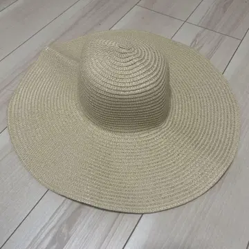 베이지색의 와이드 챙 밀짚모자