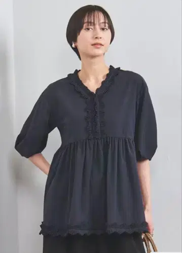 유나이티드 애로우즈 턱 프릴 V넥 하프 슬리브 블라우스 네이비