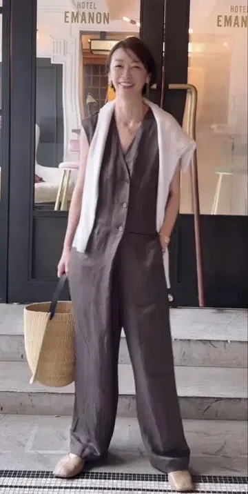 네이비 완판템  베미리 씨 착용 프론트 버튼 V넥 올인원