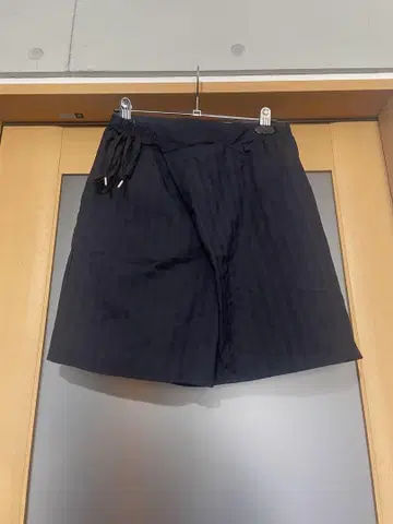 블랙 스트라이프 숏 팬츠
